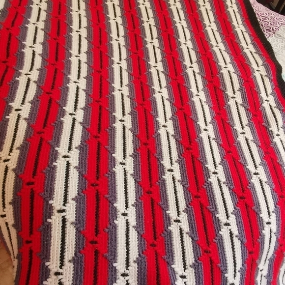 Stunning Cosy red grey throw/blanket - Picture 5 of 8
